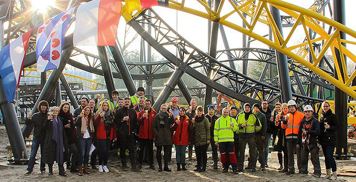 Walibi Holland heft het glas: nieuwe achtbaan Lost Gravity is compleet