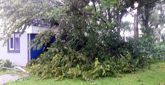 Zwaarste julistorm ooit: pretparken sluiten attracties vanwege noodweer