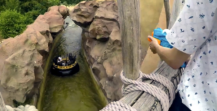 Video: Efteling-medewerkers verrassen bezoekers met watergevecht