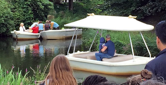 Boom valt op bootje Efteling-attractie Gondoletta: drie bezoekers gewond