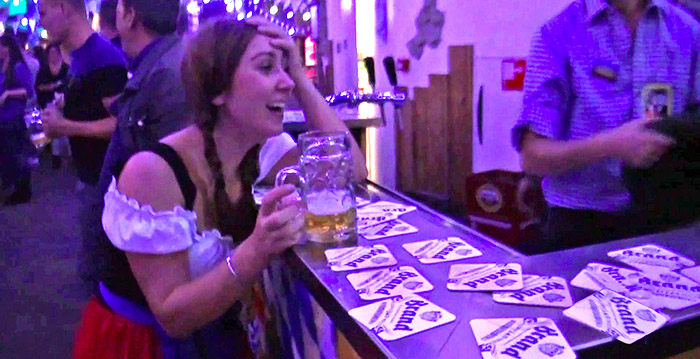 Video: Looopings kijkt te diep in het glaasje op Oktoberfest in Toverland