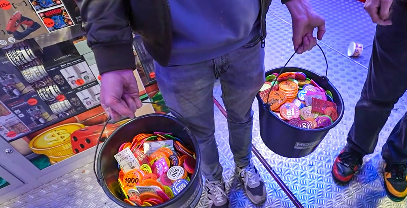 Youtubers gooien 1000 euro in coin pushers op de kermis: dit winnen ze