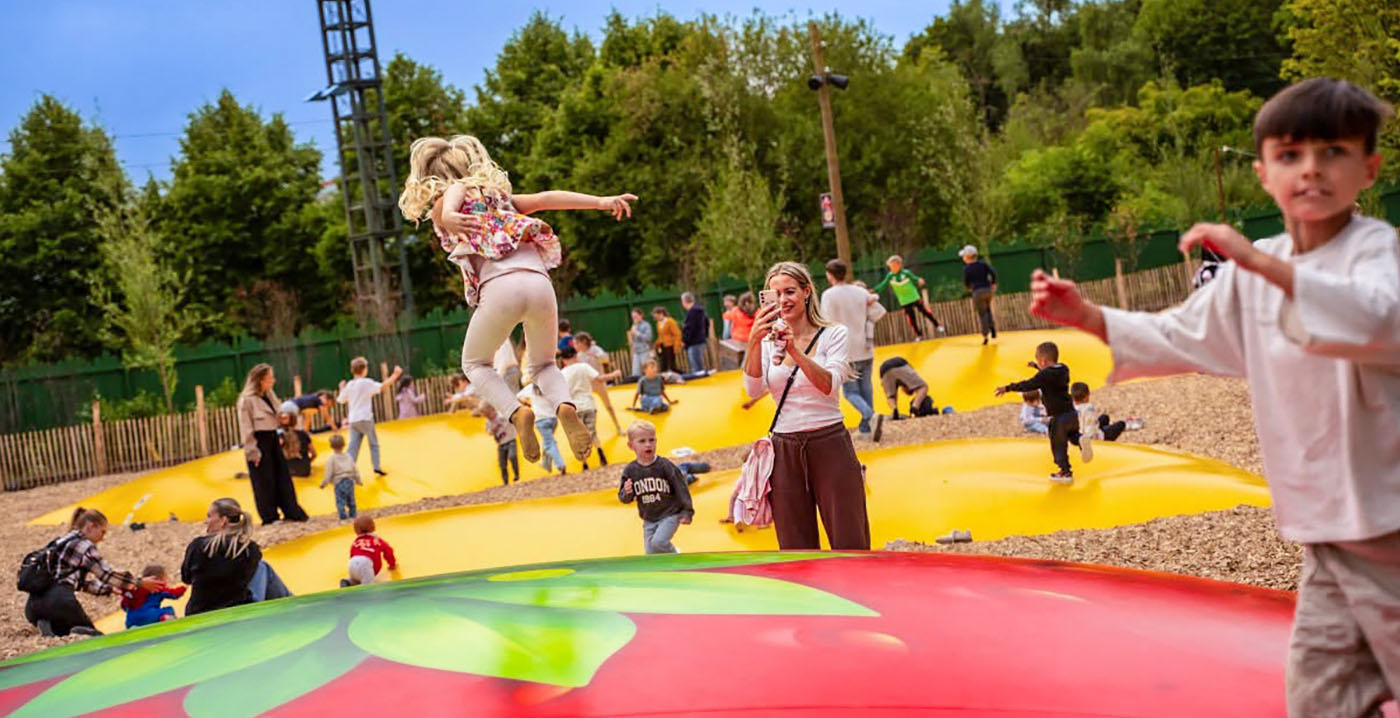 Ruzie bij springkussen ontaardt in vechtpartij in pretpark: kinderen kijken toe