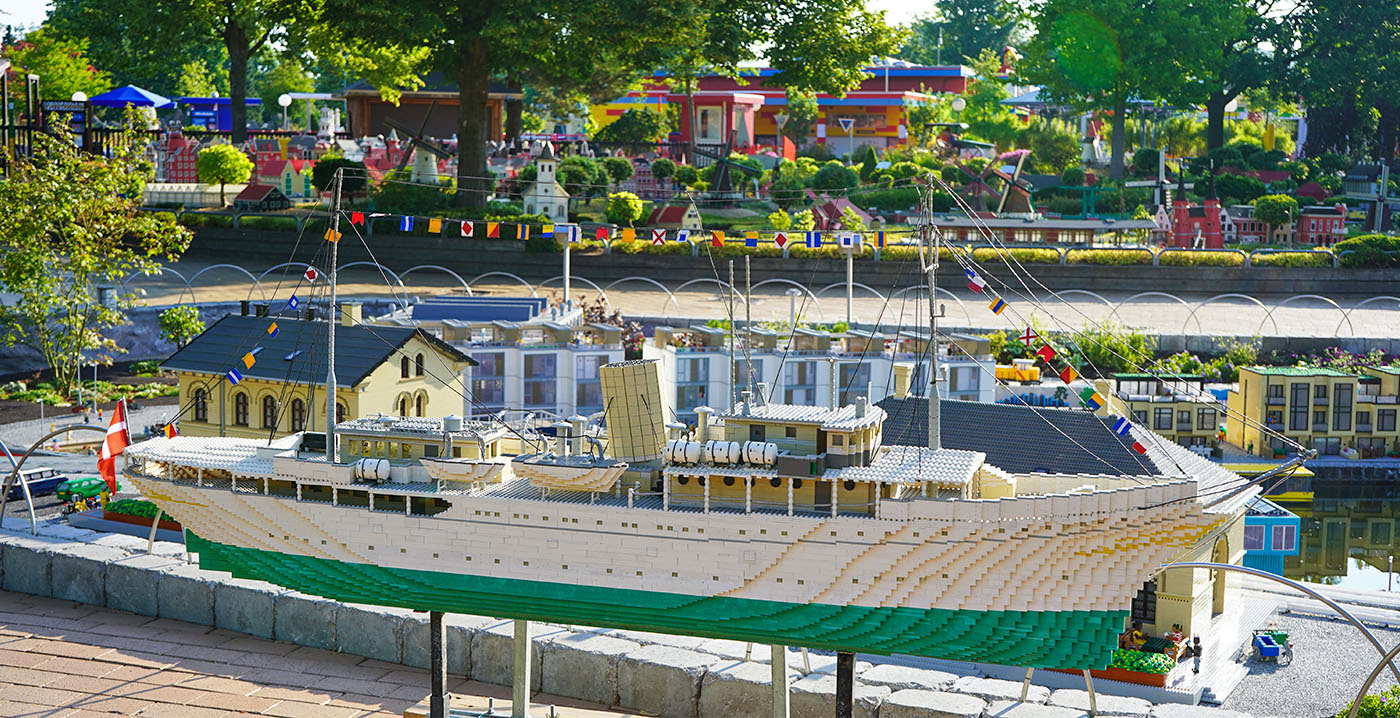 Legoland veilt enorm Lego-schip: bijna 2 meter lang en 17,5 kilo
