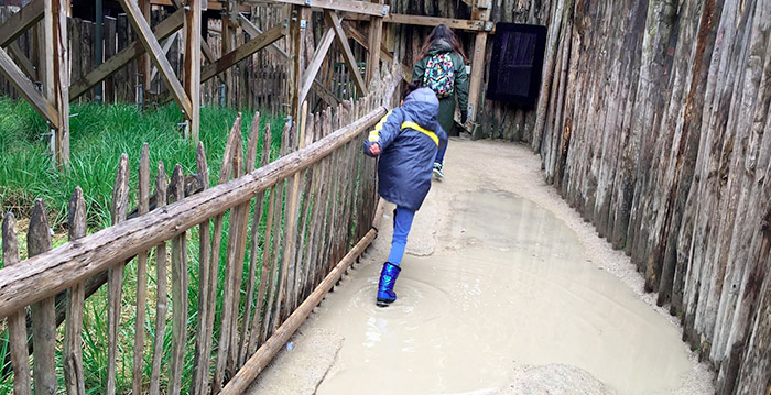 Wachtrij van Efteling-achtbaan veranderd in modderpoel