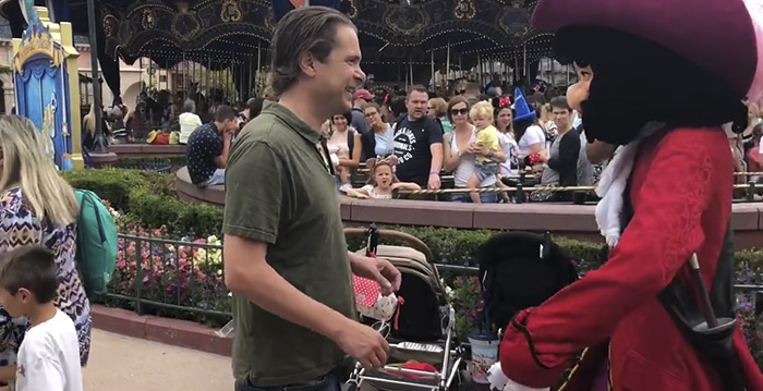 Bizarre video: zo beleeft Hans Teeuwen Disneyland Paris