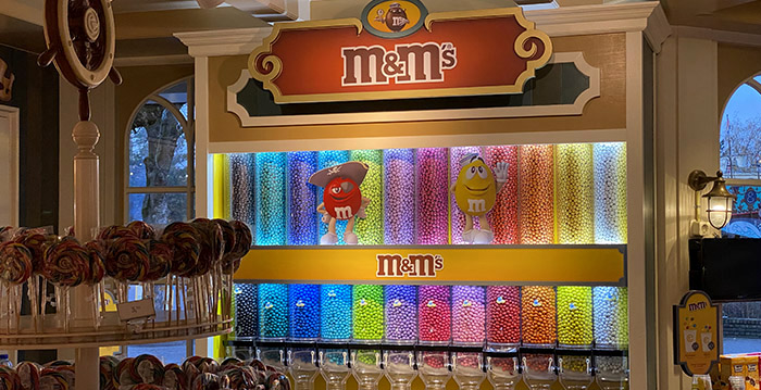 Efteling-bezoekers mogen zelf M&M's tappen