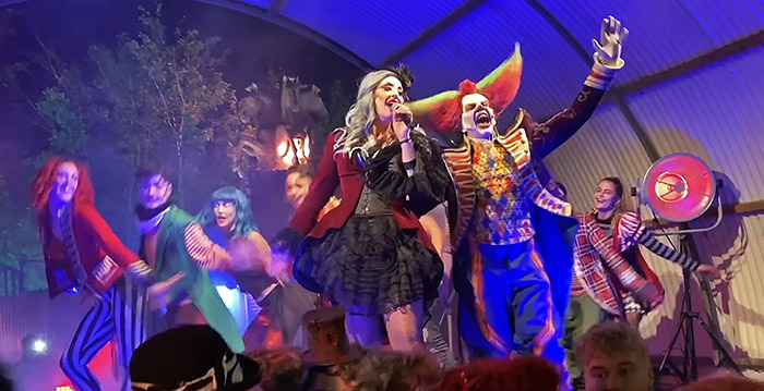 Eddie de Clown sluit Halloween Fright Nights in stijl af: met kerstliedje