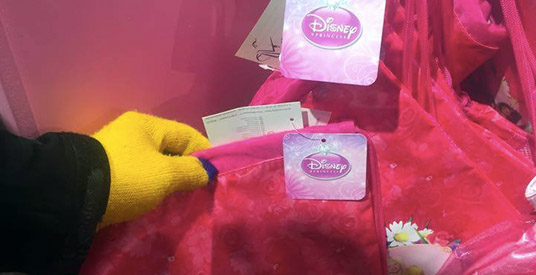 Huh? Disney-labels op souvenirtjes Plopsaland