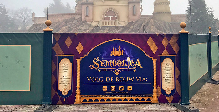 Nieuw aankondigingsbord op bouwterrein Symbolica in de Efteling