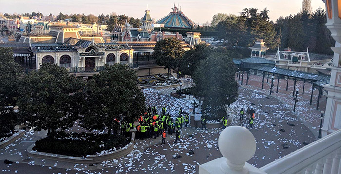 Enorme puinhoop bij ingang Disneyland Paris door staking