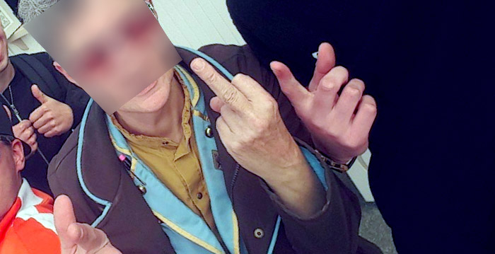 Bizarre selfie: Efteling-medewerkster steekt middelvinger op