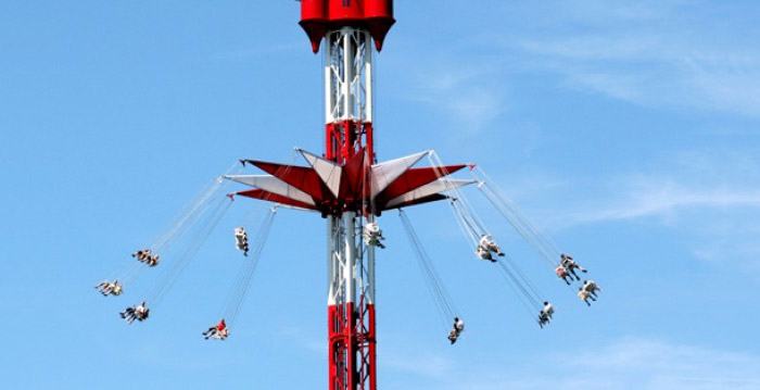 Medewerker valt uit zweefmolen in pretpark