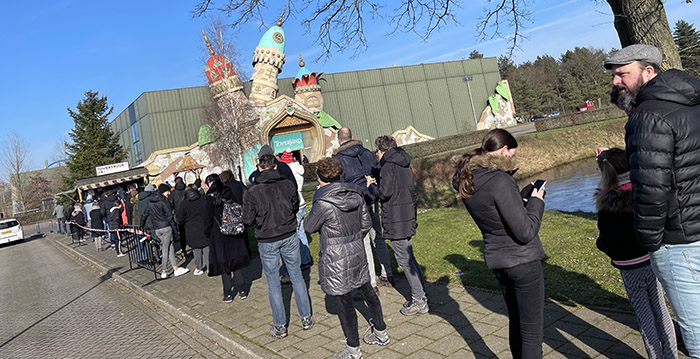 Foodtruck Toverland blijkt schot in de roos: lange rij ondanks de kou