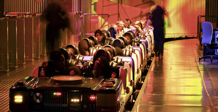 Bizar: Rock 'n' Roller Coaster in Disneyland met Tower of Terror-thema