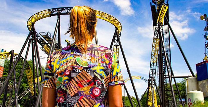 Voor de fans: T-shirt met logo's van alle achtbanen in Walibi