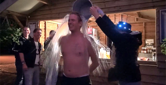 Man nomineert hele Efteling voor Ice Bucket Challenge