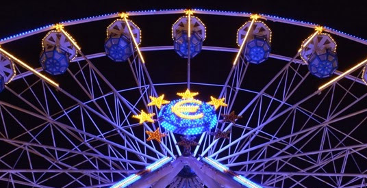 Dronkaards klimmen in reuzenrad op kermis