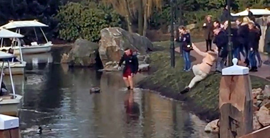 Oeps: blondje onderuit tijdens reddingspoging in de Efteling