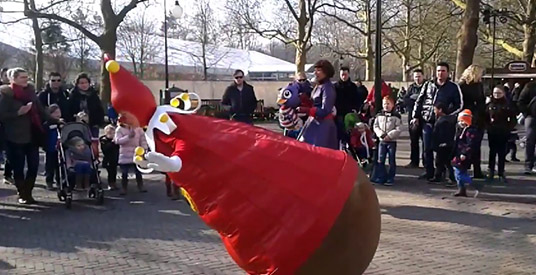 Make-over voor Efteling-figuur Jokie: clown op tuimelende kegel