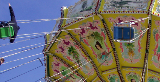 Kind vliegt uit zweefmolen op Duitse kermis