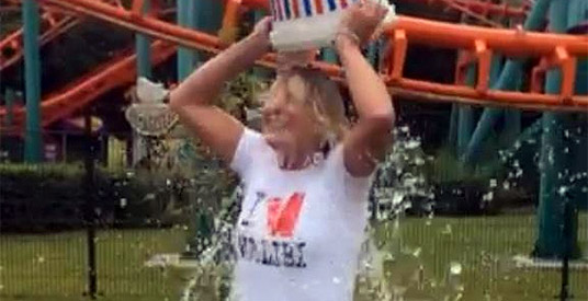 Directrice Walibi Holland gaat nat voor Ice Bucket Challenge