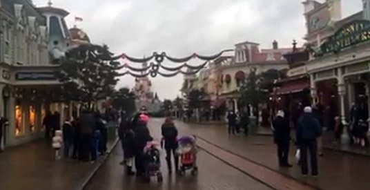 Disneyland Paris houdt minuut stilte voor slachtoffers aanslag