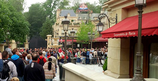 Stakende medewerkers blokkeren attracties Disneyland Paris