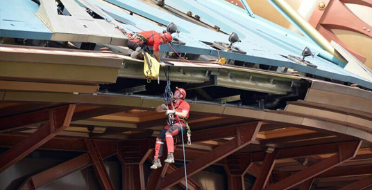 Space Mountain in Disneyland Paris valt uit elkaar